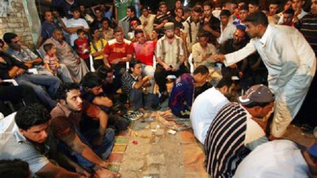 يصوم أهل العراق 14 ساعة مع درجات حرارة مرتفعه تتراوح حول 45 درجة.