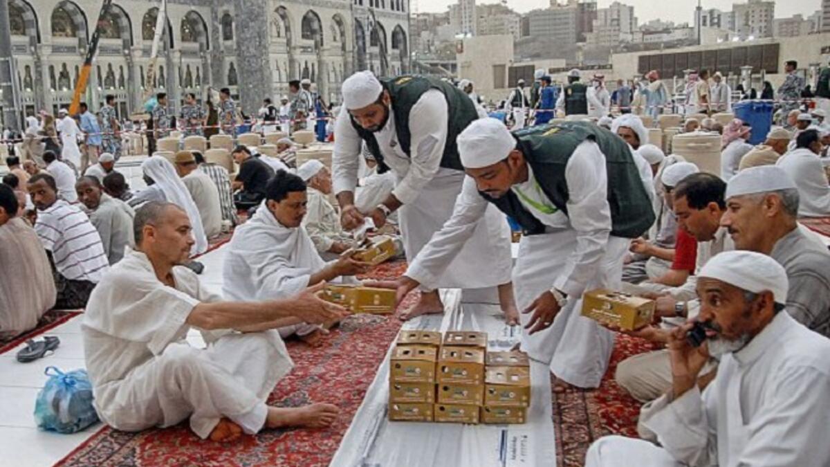 في السعودية تصل ساعات الصوم في رمضان إلى 15 ساعة، ودرجات الحرارة تتجاوز الأربعين درجة في أغلب أيام رمضان لتصل إلى 45 درجة.