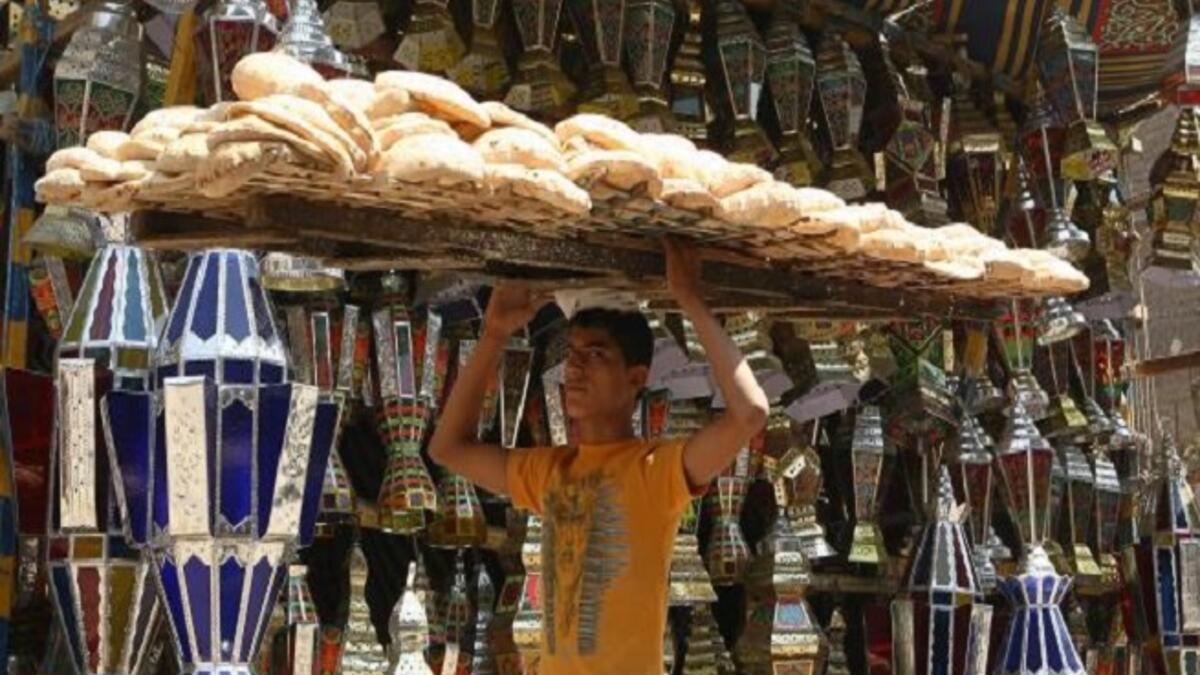 في مصر تصل ساعات الصوم في رمضان إلى 16 ساعة ونصف، وترتفع درجات الحرارة في المحافظات المصرية أعلى من 35 درجة نهاراً.