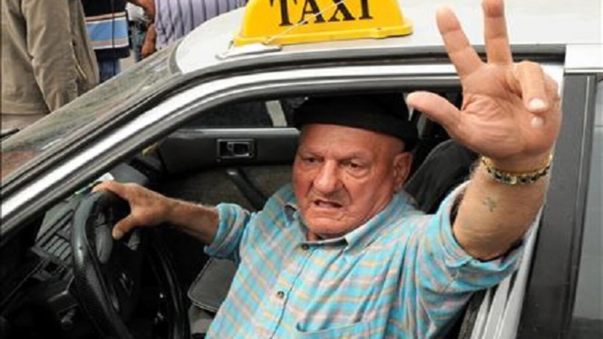 ان كانت وجهتك إلى منطقة شعبية، فاعلم أن فرصتك في أن يقبل السائق بنقلك تكاد معدومة، إلا ان قمت باغرائه بأنك ستدفع له ضعف الأجرة.