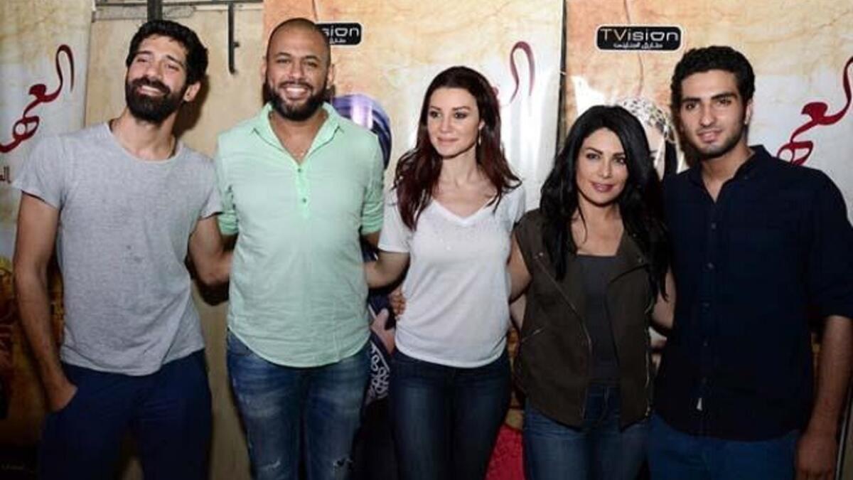 الأسماء الكبيرة المشتغلة في العمل، وطاقم العمل نفسه الذي شكّل فريقاً منذ نيران صديقة 2013 العمل الأول لراضي.