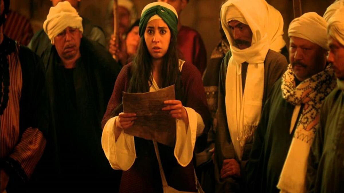 يسعى العمل إلى إعادة التحدث عن التقاليد والحكم والدساتير باسلوب ذكي جداً حيث أن الكاتب خلق عالماً موازياً، وبدأ بإعادة تكوينه لينجو بذلك من ابتذال الاسقاطات السطحية إلى محاولة المعالجة الفاعلة.