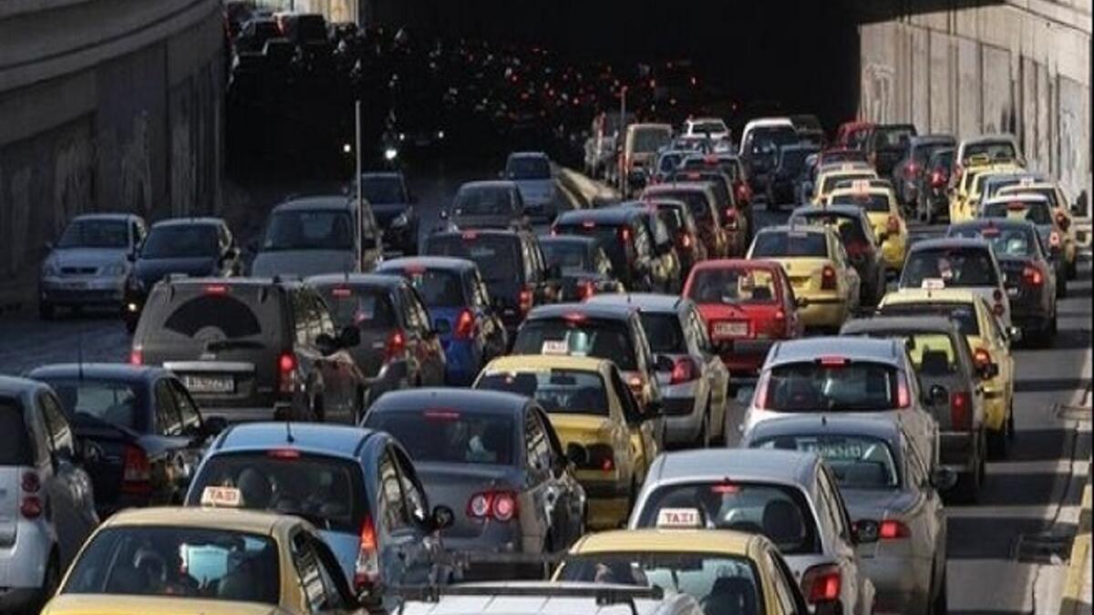 الأزمة الخانقة في بعض الدول العربية حيث يعود المهاجرين من الدول التي يعملون فيها بإجازاتٍ إلى بلدانهم، إضافةً إلى انتعاش موسم السياحة، مما شكل أزمات خانقة في العواصم العربية حتى شلت الحركة المرورية في بعض الشوارع.