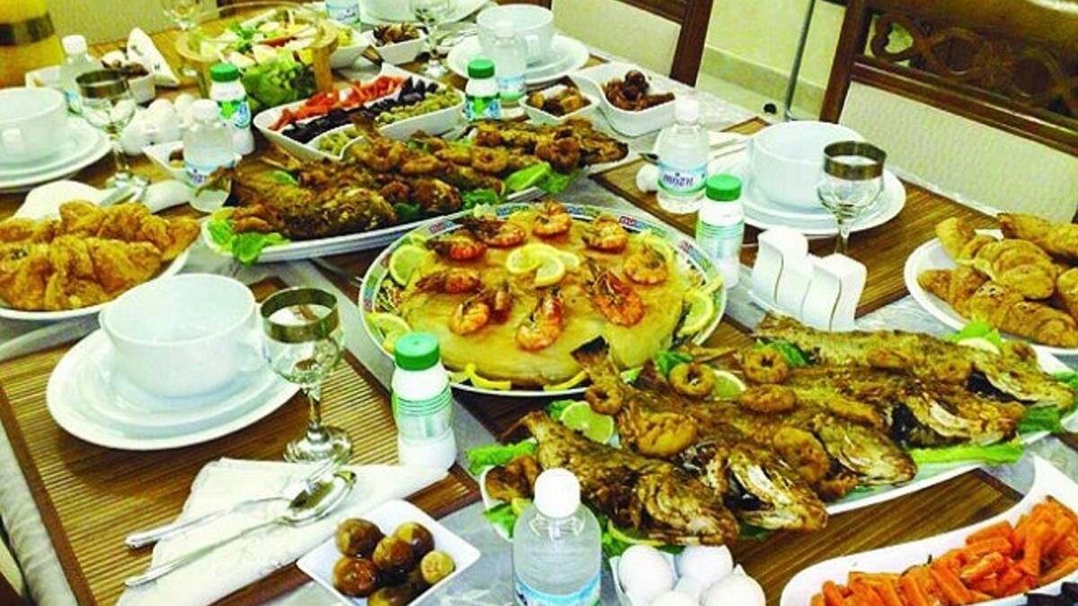 المبالغة في الطعام، والوجبات المشبعة بالدهون وغير صحية والتي كنا نتناولها بشراهة رمضان، اضافةً إلى تغيير مواعيد الطعام بعد رمضان ستؤثر على صحة أجسامنا مع ازدياد الوزن.