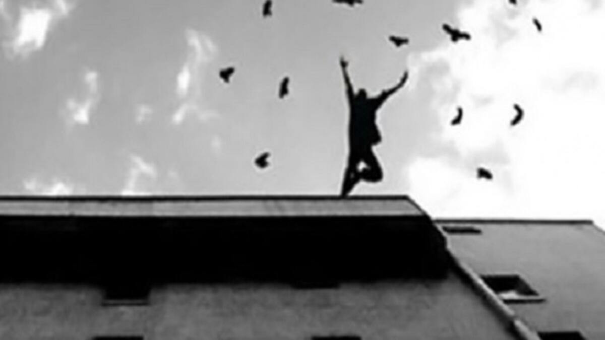 ظاهرة حالات الانتحار بدأت تظهر لدى اللاجئين السوريين, وتذكر دراسة دولية قدمها صندوق الأمم المتحدة للسكان أن نحو 41% من الشباب السوري في لبنان قد سبق وفكروا بالانتحار، ضمنهم 17% تملكتهم الفكرة لفترة طويلة.