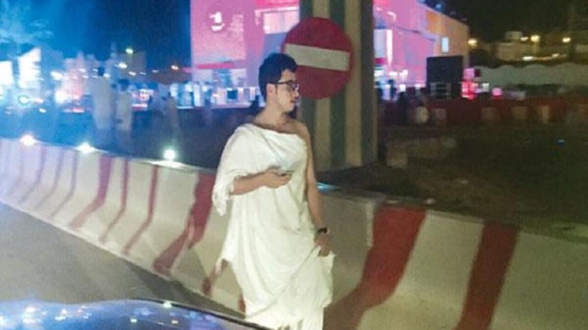 أثناء افتتاح مطعم البيك في السعودية ظهر في مقطع فيديو لشاب وهو مرتدي للباس الإحرام مساء الأربعاء وذلك ليثير استعطاف الناس، حيث تجمع المئات حول المطعم الذي أغلق فور افتتاحه.