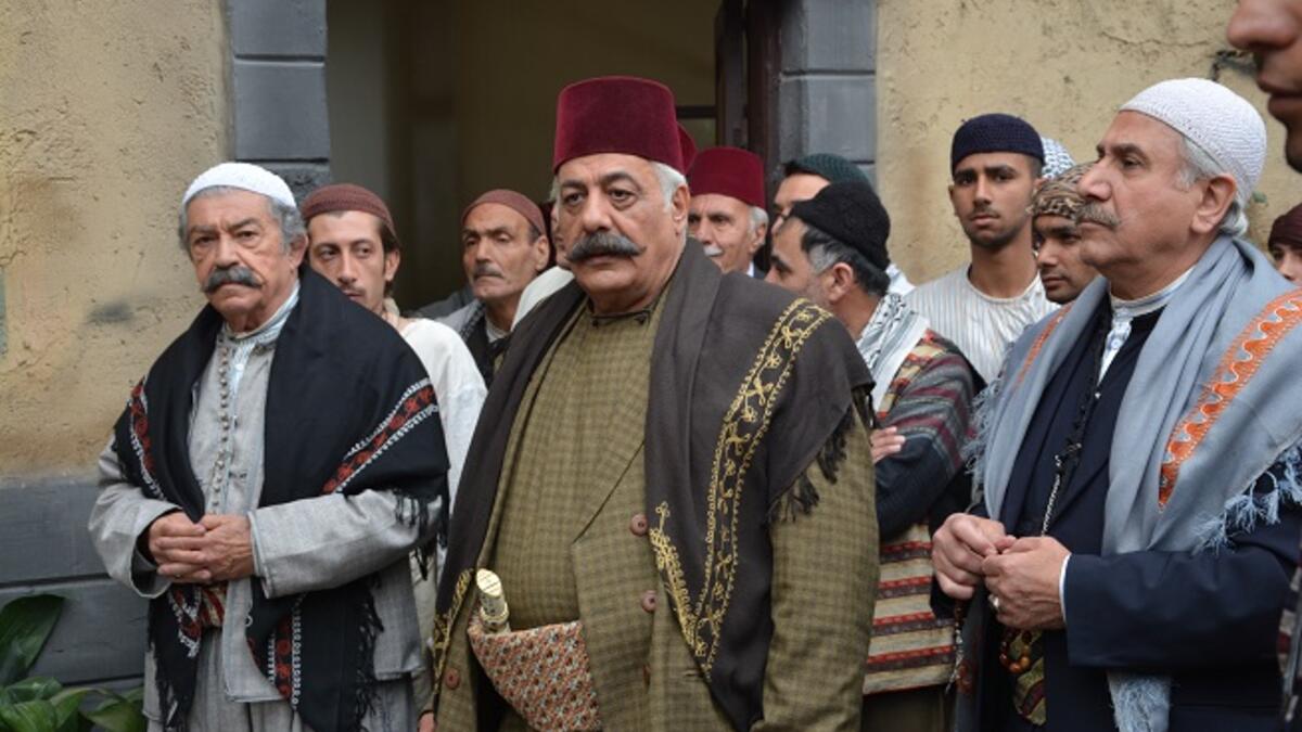 مسلسل باب الحارة: تدور أحداثه في عشرينيات القرن الماضي. أنتج الجزء الأول منه عام 2006، من إخراج بسام الملا، كتب أجزاءه كل من مروان قاووق وكمال مرة، و عثمان جحا وسليمان عبدالعزيز.