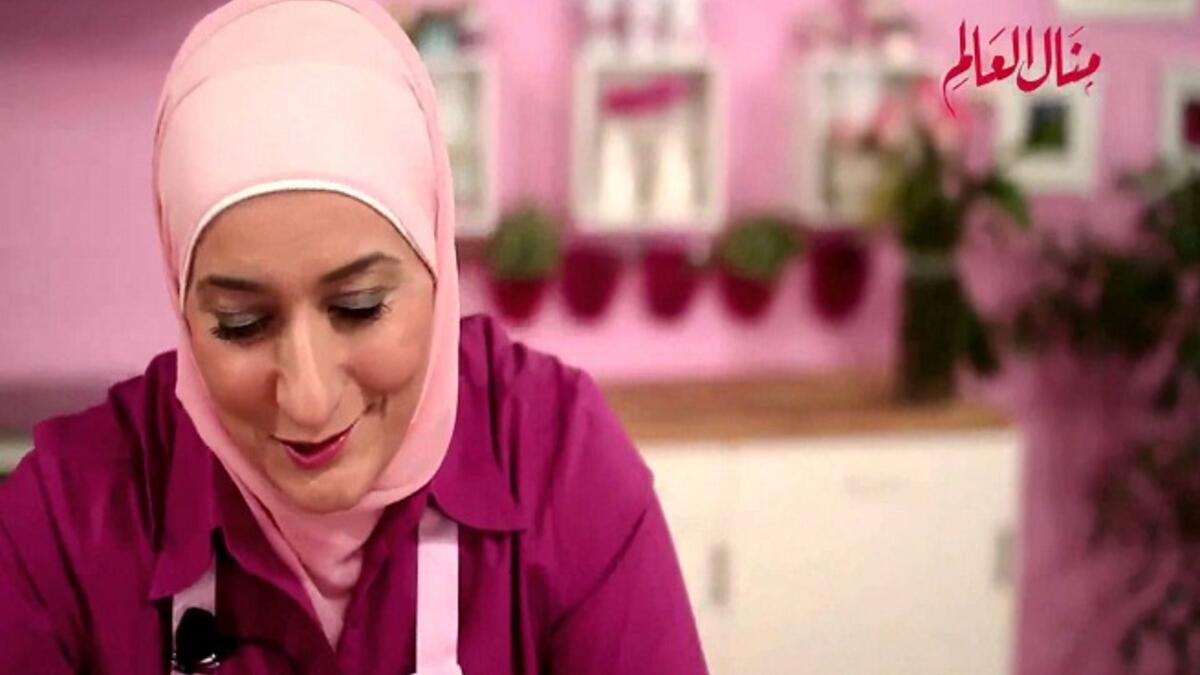 منال العالم: طباخة أردنية حازت برامجها في الطبخ على انتباه النساء العربيات، حتى امتدت شهرتها من برامجها التلفزيونية في رمضان إلى كتب الطعام وموقعها الالكتروني، ,لكن يظل لبرنامجها التلفزيوني ألقه وحضوره في كل عام.