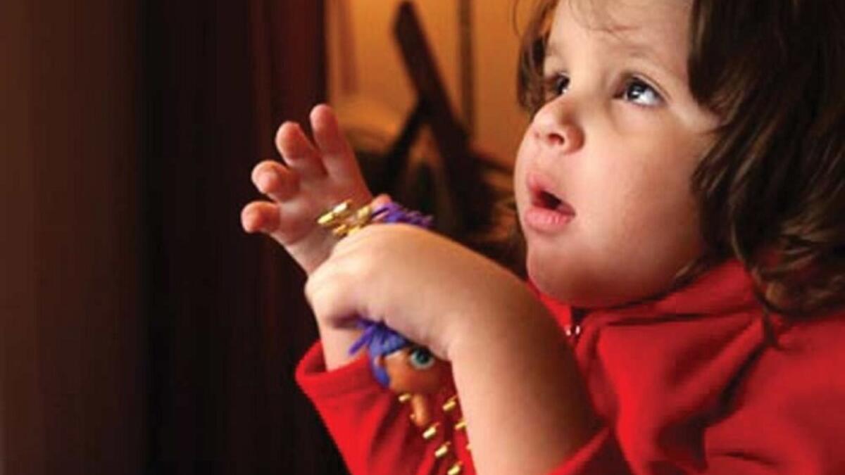 بعض الأطفال  يظهرون افتتاناً خاصاً واستثنائياً بالأحرف والأرقام. وأحياناً قد يبدعون ويتفوقون في مهام ومجالات معينة، فمثلاً، من المحتمل أن يتعلم الطفل التوحدي القراءة بطلاقة ا قبل دخول المدرسة وتسمى هذه الظاهرة 'فرط تعلم القراءة' Hyperlexia.