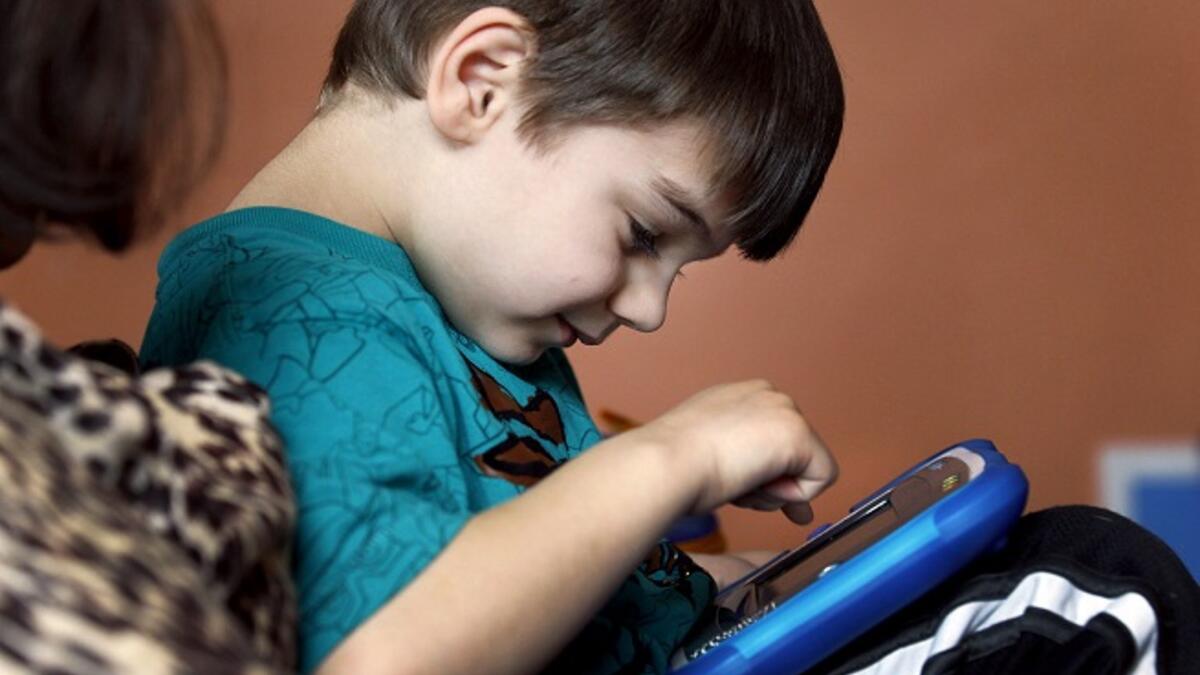 يصاب بمرض التوحد حوالي 1-2 من كل 100 شخص في جميع أنحاء العالم، ويصاب به الأولاد 4 مرات أكثر من البنات