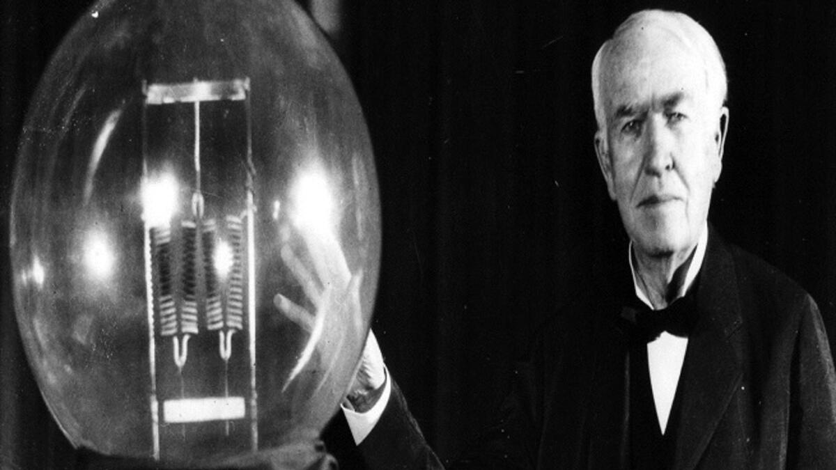 طرد أديسون من المدرسة بعد قضائه فقط  لثلاثة شهور فيها لاعتقادهم بأنه كان متخلفا عقليا، في حقيقة الأمر كان أديسون يعاني من التوحد و لكن لم يستطع الإطار التربوي آنذاك فهمه أو بالأحرى محاولة فهمه فطرد من المدرسة إلى أن أصبح من أعم علماء العصر الحديث.