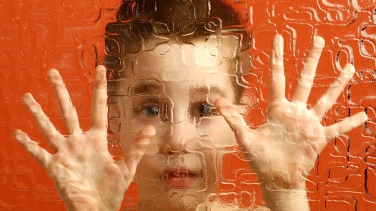 للتوحد أسس وراثية قوية، وفي بعض الحالات النادرة، يرتبط التوحد بقوة شديدة مع العوامل المسببة للتشوهات الخلقية وتحيط الخلافات بالمسببات البيئية الأخرى، مثل المعادن الثقيلة والمبيدات الحشرية أو لقاحات الطفولة.