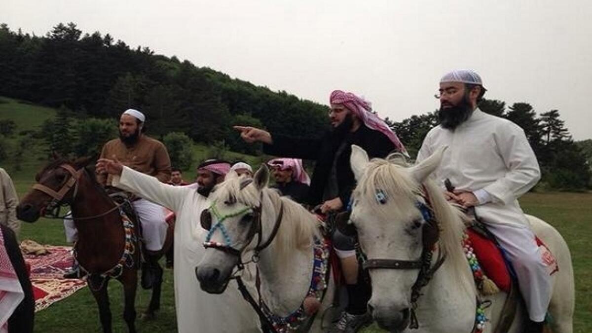 برنامج سواعد الإخاء: بعد نجاح موسمه الأول والثاني يأتي الثالث على التوالي، برنامج هذه السنة سيكون في حلة جديدة بحضور ثلة من العلماء والشيوخ والمنشدين يتقدمهم الدكتور سلمان العودة، وعمر عبدالكافي، وعصام البشير، وتصور حلقاته في بحيرة آبانت التركية.