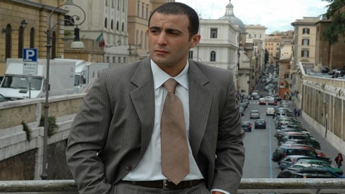 ذهاب وعودة: (خالد) شاب يمتلك شركة كبيرة للاستيراد والتصدير، يقع في أزمة بعد أن تخطف ابنه عصابة تتاجر في الأعضاء البشرية، فيقرّر السفر للبحث عنهم مع زوجته. بالفعل يتورّط (خالد) في عالمهم حيث يقرّر اختراق العمل داخل شركتهم من أجل البحث عن ابنه.