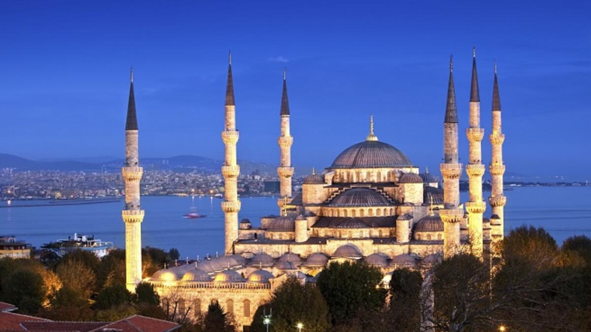 في اسطنبول  بتركيا أيضا تصل ساعات الصيام إلى 17 ساعة إلا أن درجات الحرارة ترتفع حول 30 درجة مئوية