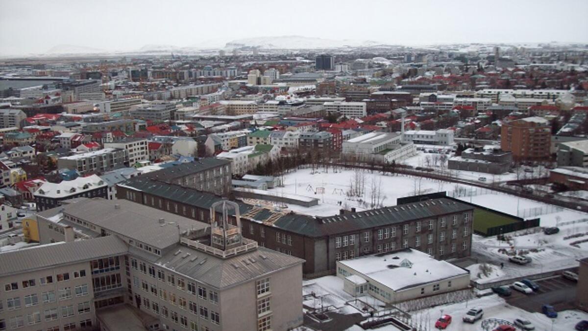 في آيسلندا تكون ساعات الصيام في أوجها بالنسبة لبلدان العالم حيث تصل إلى 22 ساعة وتتراوح درجات الحرارة حول 25 درجة مئوية نهارا