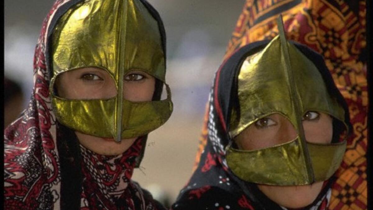 البرقع العُماني: قطعة مهمة في الزى الشعبي، وهي ذات لون اسود او ذهبي في الخليج لكن في عمان قد تجدها بعدة ألوان، تلبسه المرأه على وجهها على شكل قناع بهدف الستر والاحتشام، وأحيانا كثيرة بقصد الزينة والتجمل وهي موجودة بأشكال متنوعة.