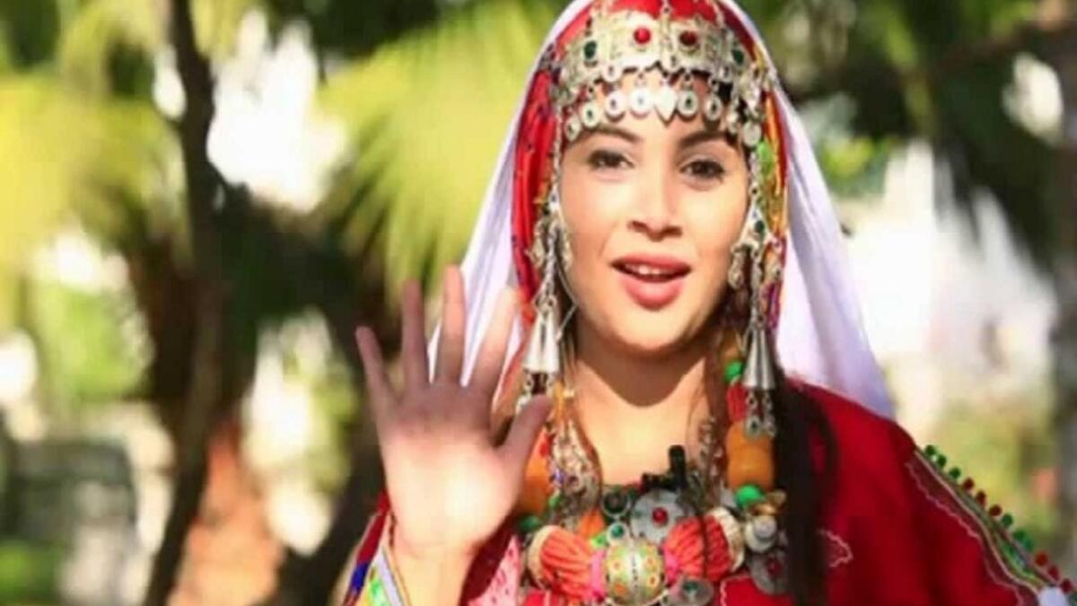 يختلف غظاء الرأس للمرأة الأمازيغية باختلاف القبيلة التي تنتمي إليها، ويمكنك التعرف على قبيلة المرأة من لباسها، وعموماً يتميز  غطاء الرأس الأمازيغي بكثرة الألوان وبوجود اكسسوارات معدنية عليه، مصنوع بطريقة فنية وجذابة جداً.