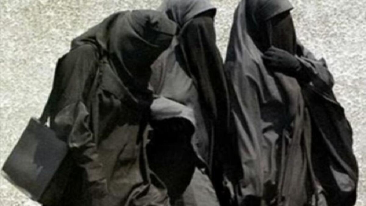 النقاب: منتشر في العالم الاسلامي أجمع، حيث لا يظهر من المرأة شيء، يختلف في بعض البلدان فقد تظهر العينين، أو يكون لونه مغايراً للأسود.