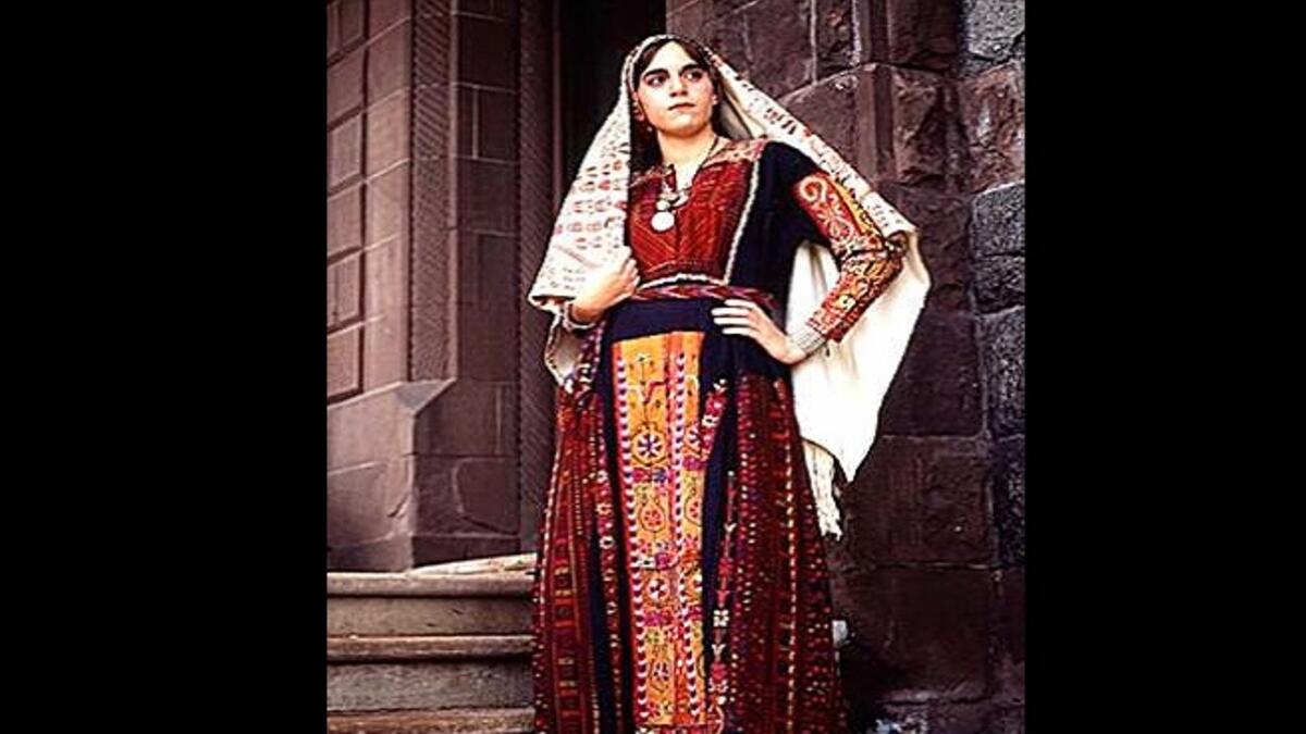 يرتبط غطاء الرأس الفلسطيني بالزي الفلسطيني المشهور عالمياً، ولا تضعه فقط المسلمات بل أيضات المسيحيات الفلسطينيات، حيث أنه يعد من التراث الشعبي المتجذر والممتد إلى الآن.