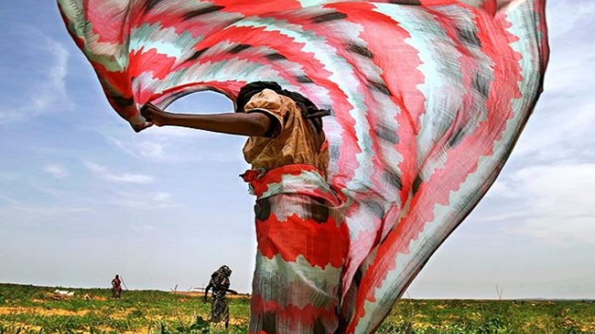 الحجاب أو اللفة السودانية تتميز بتنوع ألوانها وبطريقتها وضعه المرتبطة بالزي كاملاً حيث لا ينفصل غطاء الرأس عن الثوب المغطي للجسم.