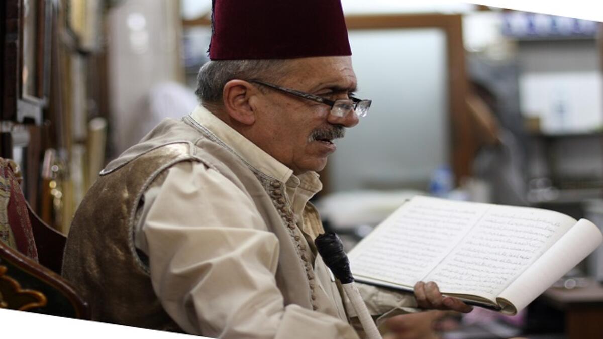 الطربوش: هو غطاء للرأس كالقبعة أحمر اللون أو من مشتقات اللون الأحمر، على شكل مخروط ناقص تتدلى من جانبه الخلفي حزمة من الخيوط الحريرية السوداء، يشتهر فيه السوريين واللبنانيين أهل المغرب.