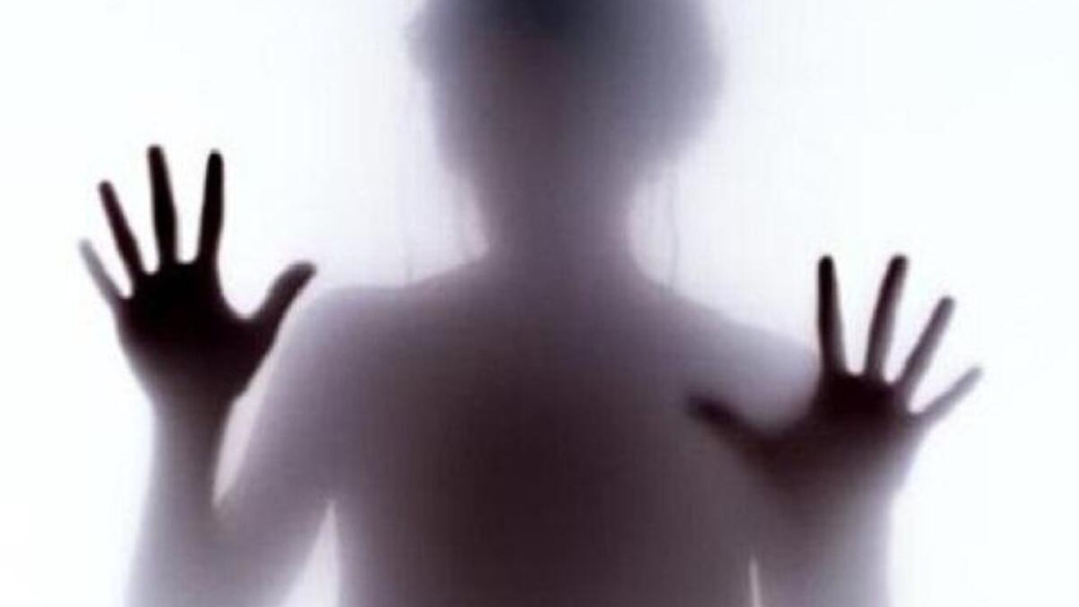 اطباء التجميل هم الأكثر متاجرة بعمليات ترميم غشاء البكارة، لأنها عملية بسيطة لا تحتاج إلى طبيب نسائية، وتتراوح تكلفة هذه العملية بين الـ 300$ الى الـ 1000$