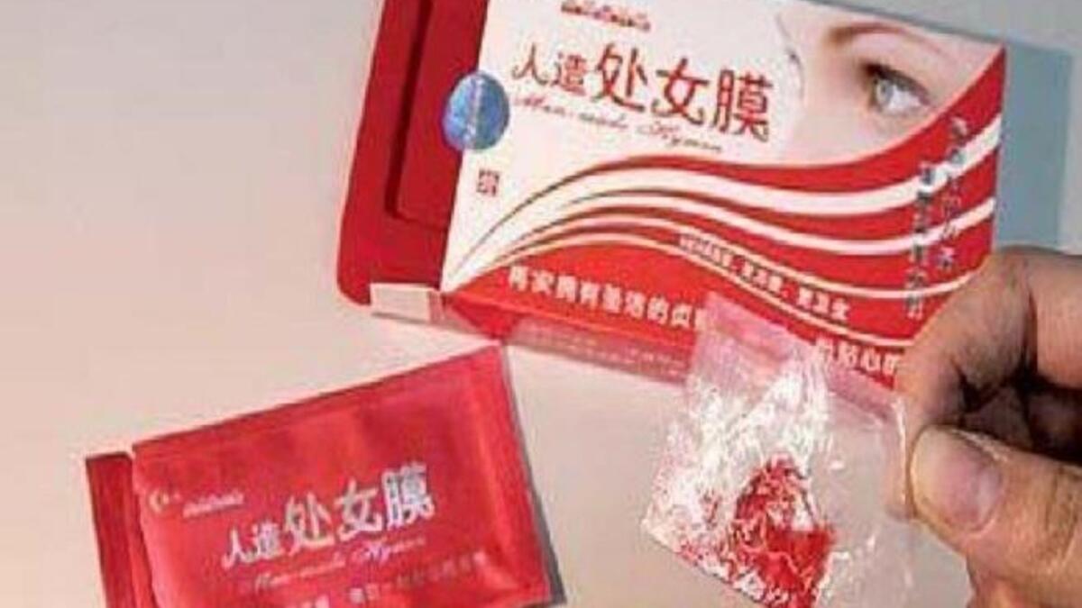 الصين تصدر اغشية بكارة رخيصة لتباع بأعداد هائلة في الوطن العربي بعد أن لاقت كساداً هائلاً لديها! وقد انتشرت اعلاناتها الغريبة: "استعيدي عذريتك في خمس دقائق، المنتج التكنولوجي الراقي.. سرك المفزع يختفي للأبد، استعيدي عذريتك بخمسة عشر دولارًا فقط"
