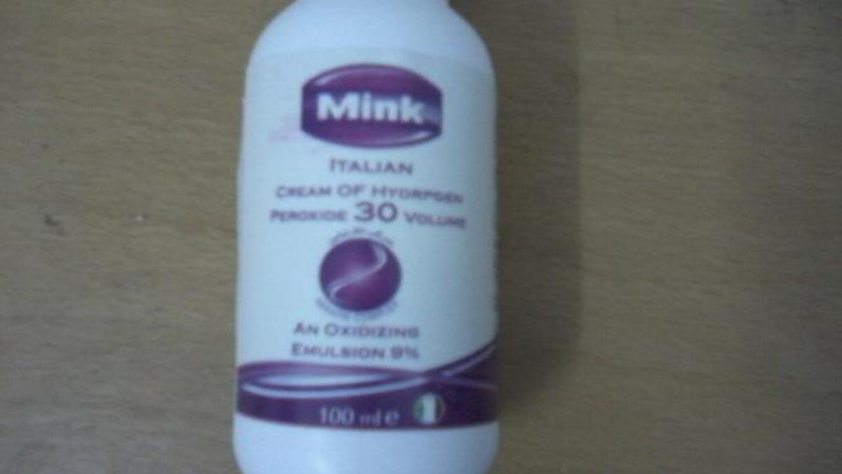 كشف الغشاء الصيني: بعض الاطباء نصح بالاستعانة بزجاجة اوكسيجين من تلك التي تستخدم في صبغة الشعر لإجراء اختبار سريع مضمون النتائج ليكتشف اذا ما كان هذا السائل الناتج عن عملية فض البكارة هو دم بشري حقيقة ام حبر صيني.