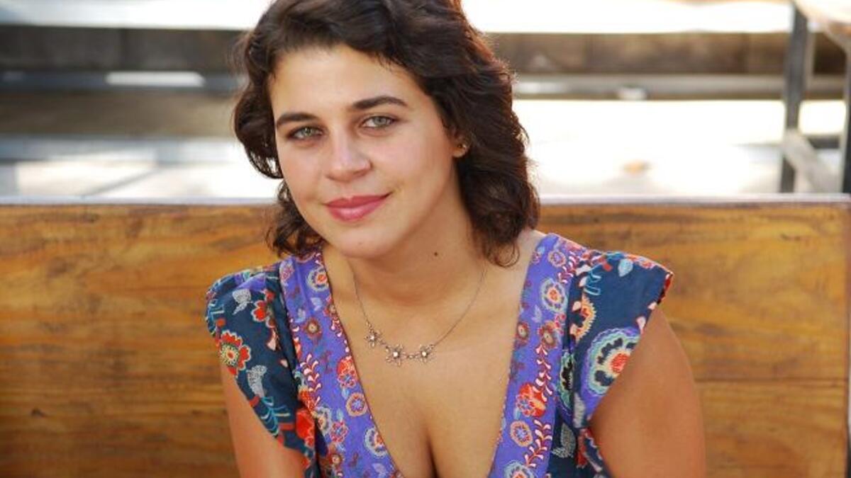 منى هلا: ولدت لأب نمساوي وأم مصرية وتوفي والدها وهي صغيرة، وبدأت مسيرتها الفنية عام 2001.