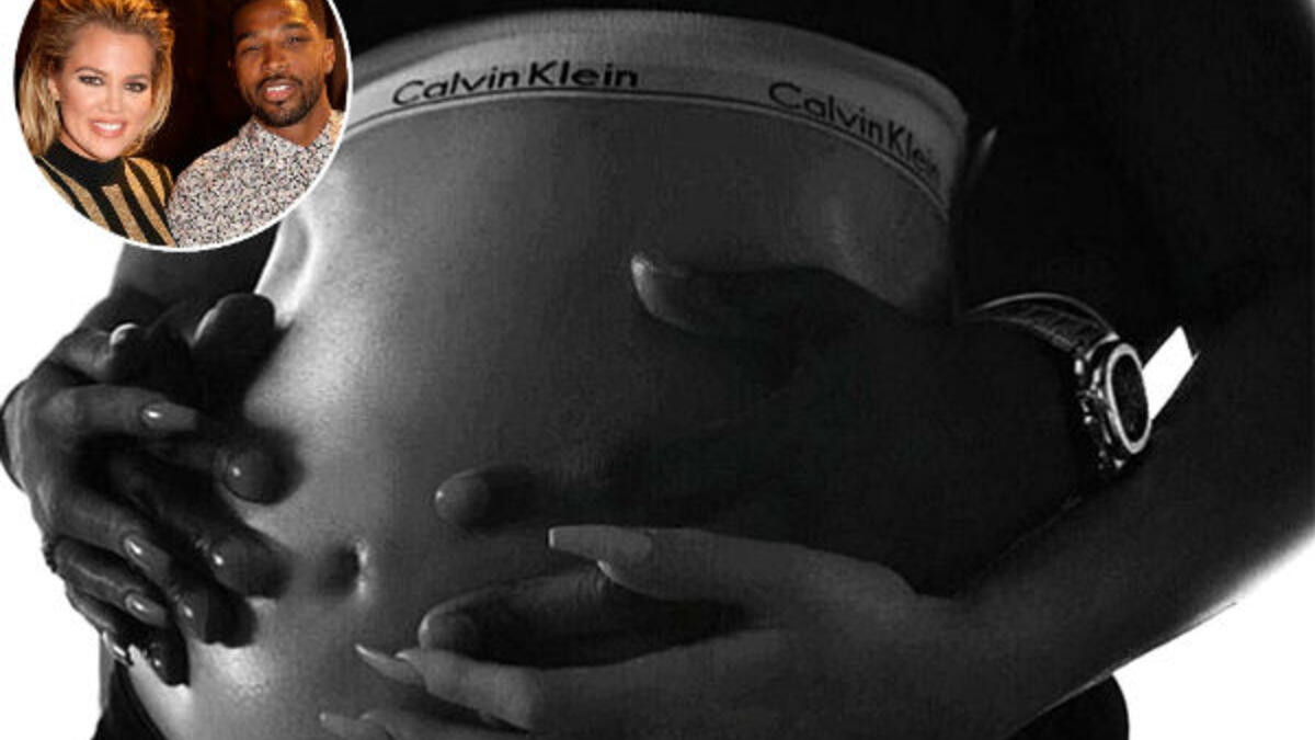 كشفت نجمة تلفزيون الواقع "كلوي كارداشيان" نبأ حملها بصورة لطنها المكوّر بينما وقف حبيبها تريستون خلفها ولفّ يديه حول بطنها.