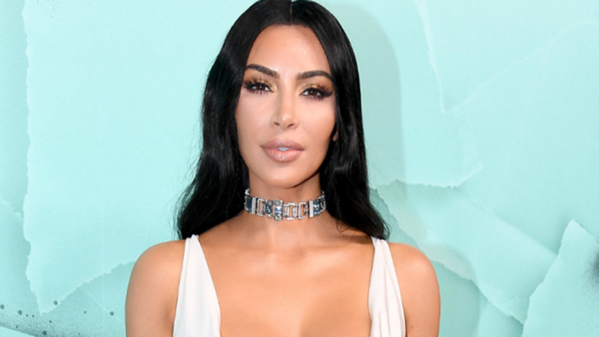 كيم كارداشيان: في أكتوبر 2016 تعرضت لسطو مسلح في حي راقٍ صغير في العاصمة الفرنسية، باريس، نفذه مسلحان كانا يرتديان زي الشرطة، وتمكنا من سرقة مجوهرات وصلت قيمتها لنحو 7 مليون يورو دخلت "كيم" بعدها بصدمة شديدة.