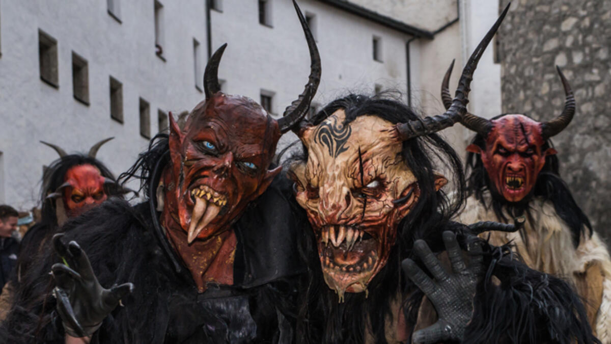 النمسا: "بابا نويل الشيطان" يدعى "كرامبوس" يظهر ليلقن الأطفال غير المطيعين درسًا لن ينسوه. وأتت هذه الخرافة من قديس شرير يدعى "نيكولاس" كان يتجول في الشوارع بحثًا عن الأطفال سيئي السلوك.