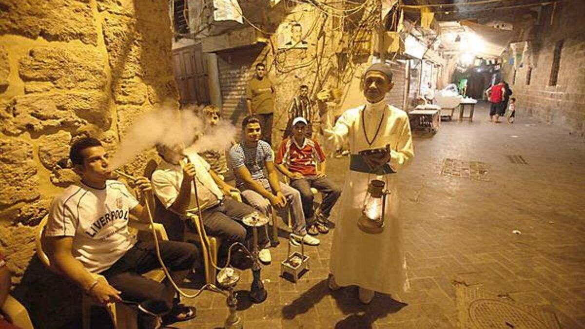 لبنان يستقبل الناس شهر رمضان بشوق إلى لياليه ذات الطابع الخاص، فتضج الطرقات بالناس وخاصة ساعة الإفطار، حيث يهرعون إلى بيوتهم قبل أذان المغرب، ويتم تركيب الزينة في الطرقات وكأنها عروس,. كما يتبادل الناس التهنئة بمناسبة قدوم هذا الشهر.