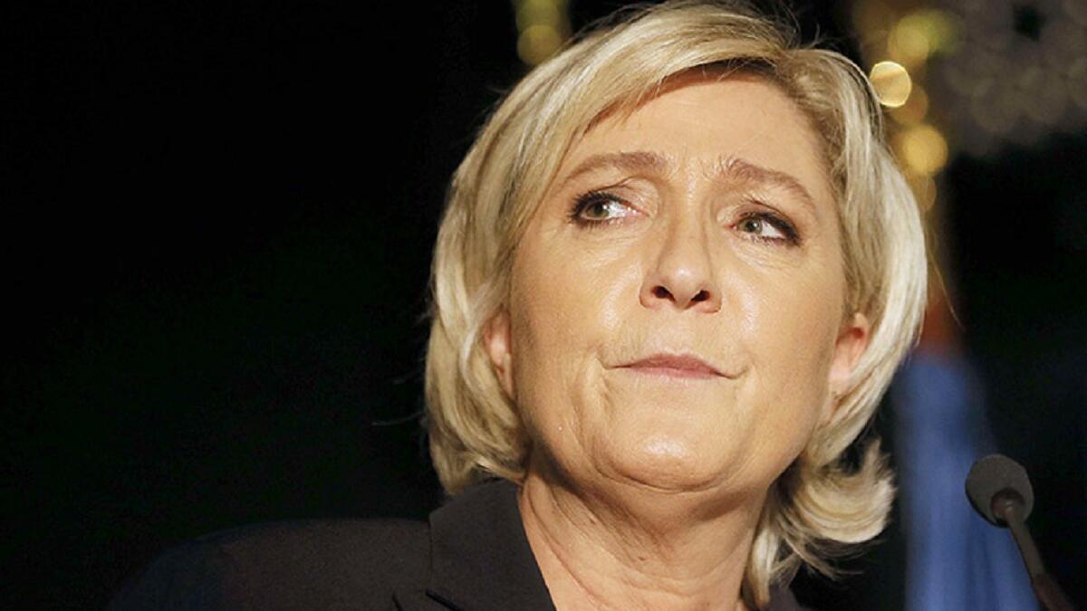 المحامية لوبن (48 عاما)، رئيسة حزب الجبهة الوطنية، تدعو إلى إعادة فرنسا للفرنسيين، وعبرت عن رغبتها في انسحاب بلادها من التعامل باليورو ومن نظام شينغن (إلغاء جوازات السفر للتنقل بين 26 دولة أوروبية).