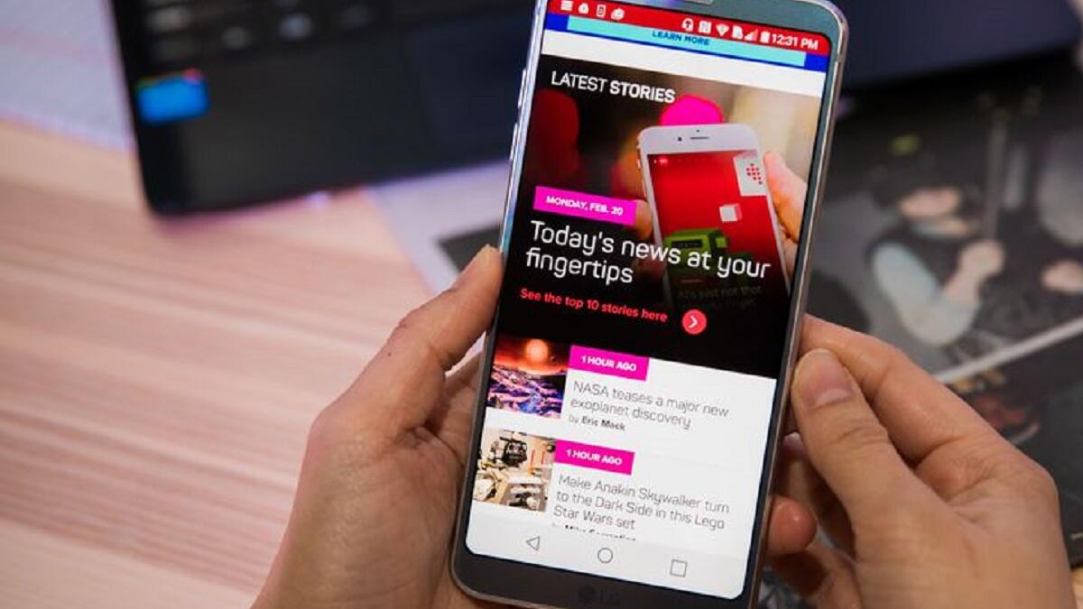 LG G6 : 
تعتزم الشركة الكورية الجنوبية المصنعة لهذا الهاتف محو الآثار السلبية، التي لاحقت النسخة الماضية من هذا الهاتف "LG G5"، فإن شاشة الهاتف الجديد تتمتع بدقة تبلغ 2000 ميجا بيكسل، كما أنه مقاوم للمياه والغبار، ومصاحب بكاميرا مزدوجة العدسة.