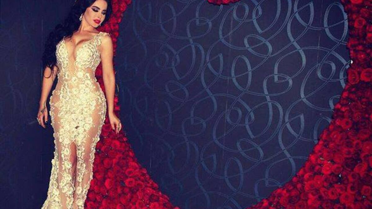 أصيبت الفنانة ليال عبود بالذهول عند وصولها الى مربع “بلازا بالاس” في منطقة طبرجا لمصادفتها لوحة عملاقة من الورود الطبيعية في وسطها قلب كبير وهي عبارة عن رسالة تقدير من مرسلها الى عبود التي شكرت صاحب الذوق الرفيع والراقي