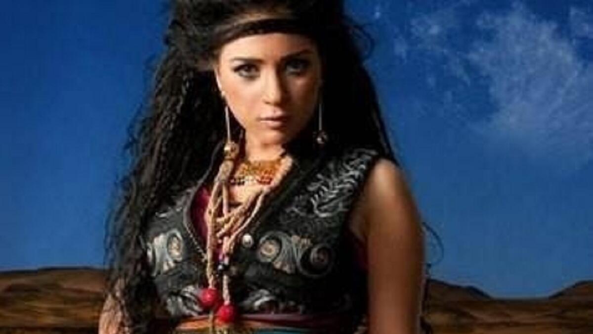 عودتنا دائما الفنانة الجميلة مى عز الدين على الطلة الأنثوية الرقيقة واعتمدت عز الدين الإطلالة الغجرية في إحدى جلسات التصوير