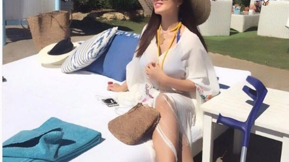 على الرغم من إصابة الفنانة ميساء مغربي في قدمها وارتدائها حذاءً طبيًا إلا ان ذلك لم يمنعها من قضاء عطلتها الصيفية على احد الشواطئ ميساء مغربي شاركت جمهورها عبر «إنستجرام» بصور من عطلتها معلقة: «لا تدع الحزن أو عوارض الحياة تسرق منك السعادة والفرح ».