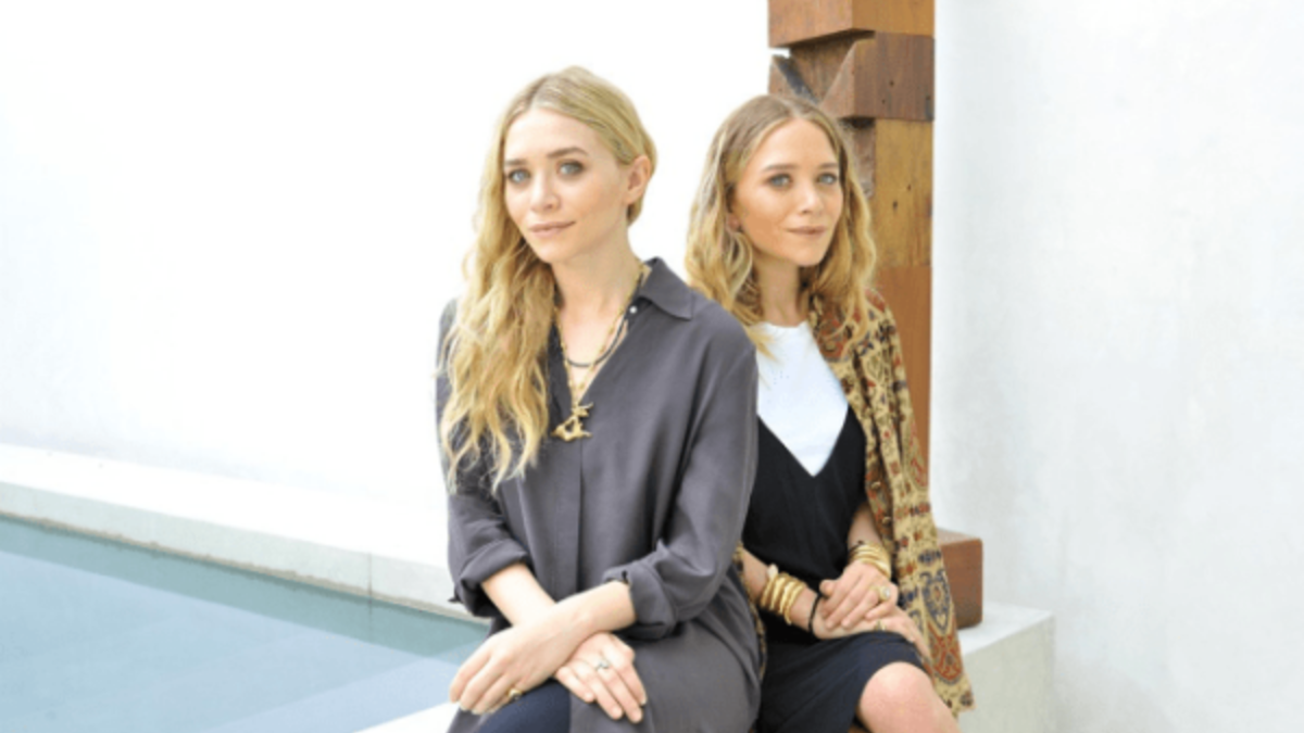 انشأت التوأم "ماري كيت" و"آشلي أولسن" خط أزياء قبل نحو  10 سنوات يحمل اسم The Row والتي اشتهرت بخياطتها الفريدة وتصاميمها الأنيقة.