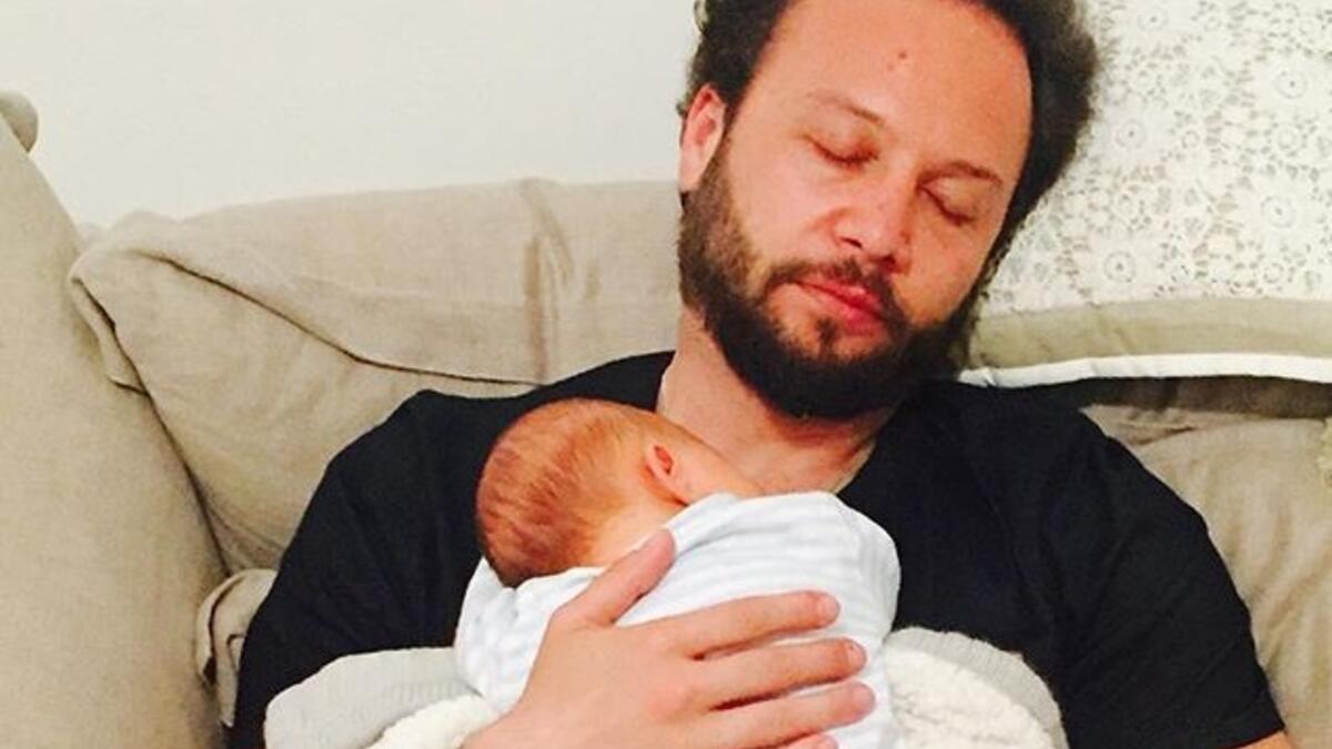 عايدت الممثلة سوسن أرشيد زوجها الممثل مكسيم خليل بعيد الأب ونشرت صورة حميمة لزوجها مع مولودهما الجديد “لوكاس” وظهر خليل نائماً يحتضن مولوده وعلّقت: “حضن الأب مافي شي بالدنيي بيعوضو خاصة إزا كان الأب متلك حنون ودافي وسند منحبك يابابا”.