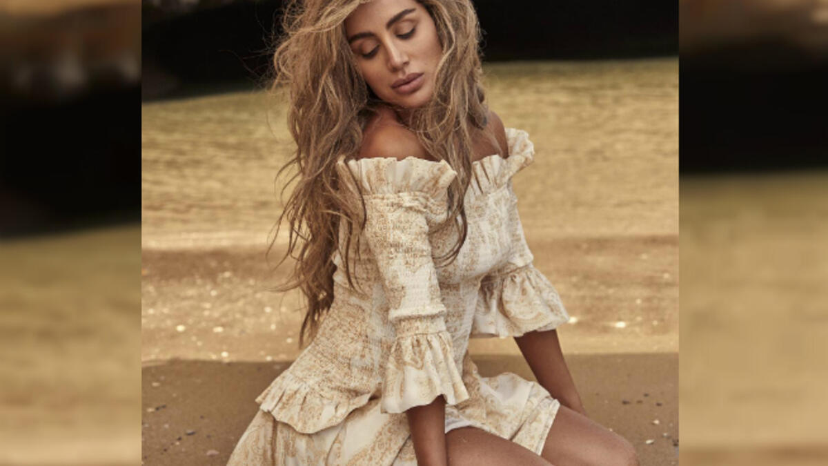 Maya appeared in the photos without putting any makeup