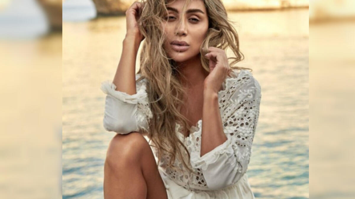 Maya appeared in the photos without putting any makeup