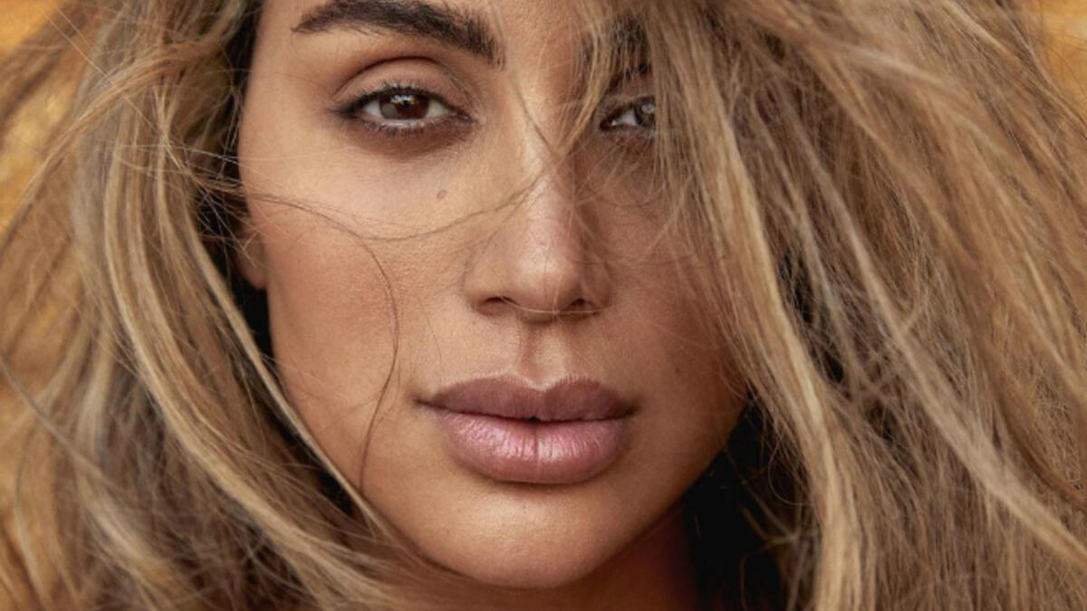 Maya appeared in the photos without putting any makeup