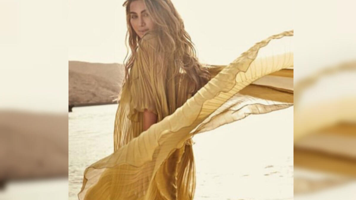 Maya appeared in the photos without putting any makeup