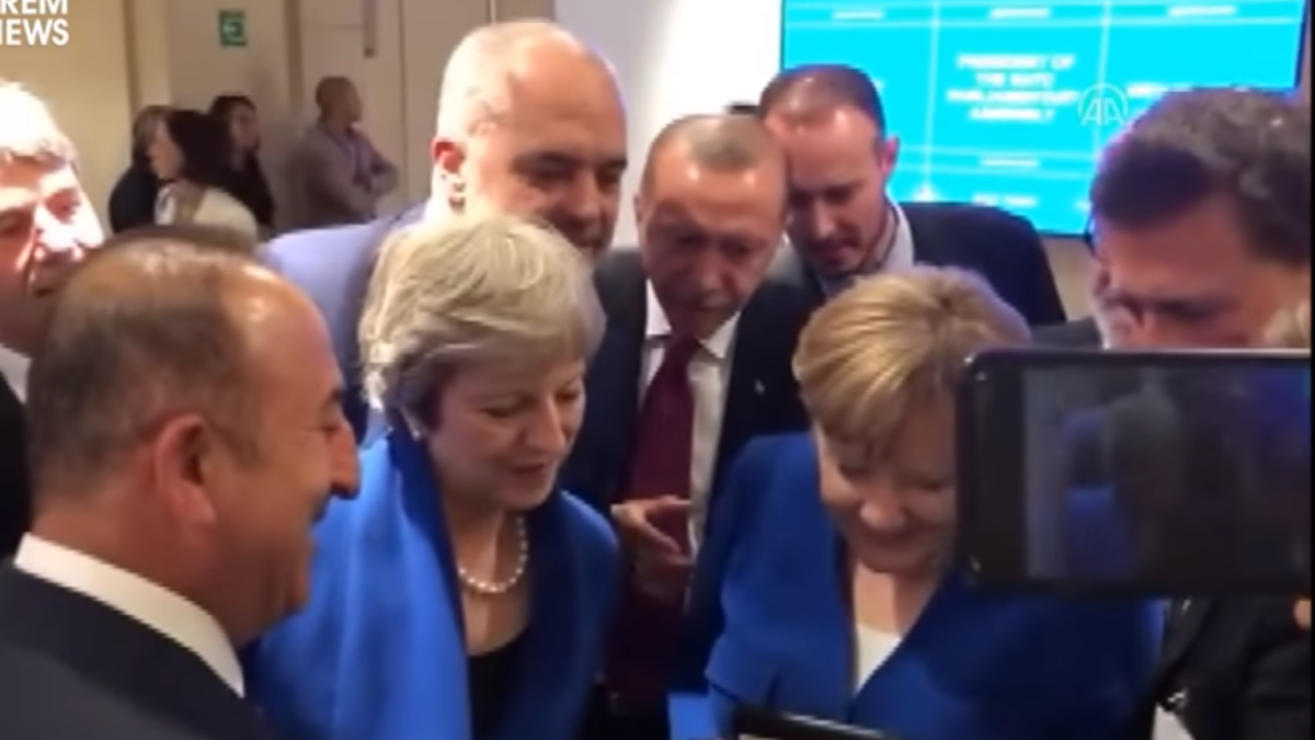 بسبب انشغالها لحضور اجتماعات "الناتو" اكتفت رئيس وزراء بريطانيا "تيريزا ماي" على متابعة مجريات المبارة التي جمعت منتخب بلادها بنظيره الكرواتي عبر الهاتف النقال برفقة المستشارة الألمانية "أنجيلا ميركل" والرئيس التركي رجب طيب أوردوغان".