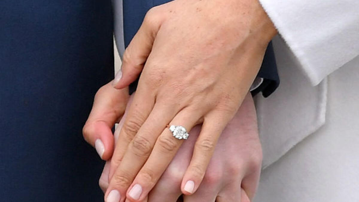 وضع طلاء الأظافر الداكن: بحسب بروتوكول القصر، إنّ طلاء الأظافر ووضع الأظفار المزيّفة تخلّ بالآداب الملكية، وينظر إليها على أنها "غير لائقة".