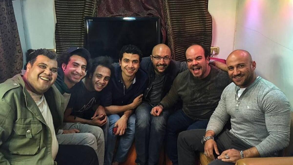 فاجأ الفنان أحمد مكي أبطال مسلسل “صد رد” علي ربيع ومحمد عبد الرحمن ومحمد أسامة “أوس أوس” بزيارتهم في موقع تصوير المسلسل وظهر مكي بزيادة وزن ملحوظة فمع عضلات جسده المفتولة هناك زيادة في وزنه حتى في التعليقات على الصورة كانت أغلبها تتسأل عن سبب زيادته في الوزن.