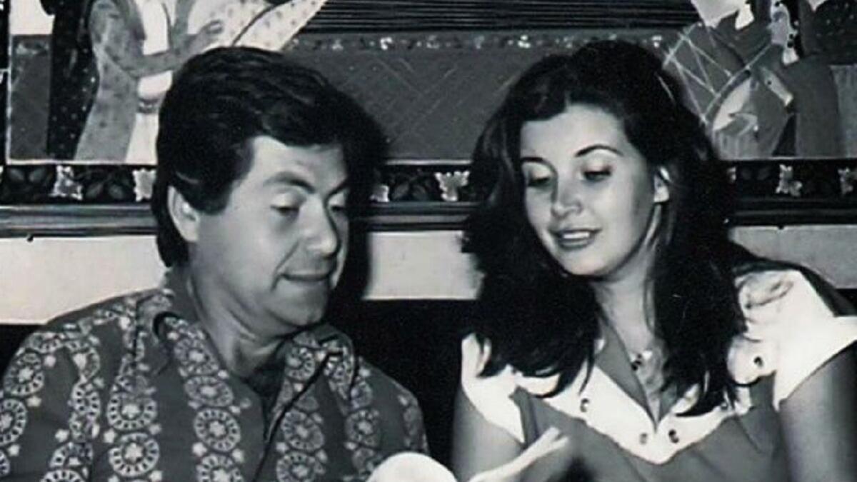 حسين فهمي وميرفت أمين: كان فلم "نغم في حياتي" بداية الحب، فالتقيا بعدها بفلم "مكالمة بعد منتصف الليل" الذي احتوى مشهدًا تمثيليًا لزواجهما، وتم الكشف بعدها أنه مشهد واقعي من حفل زفافهما.