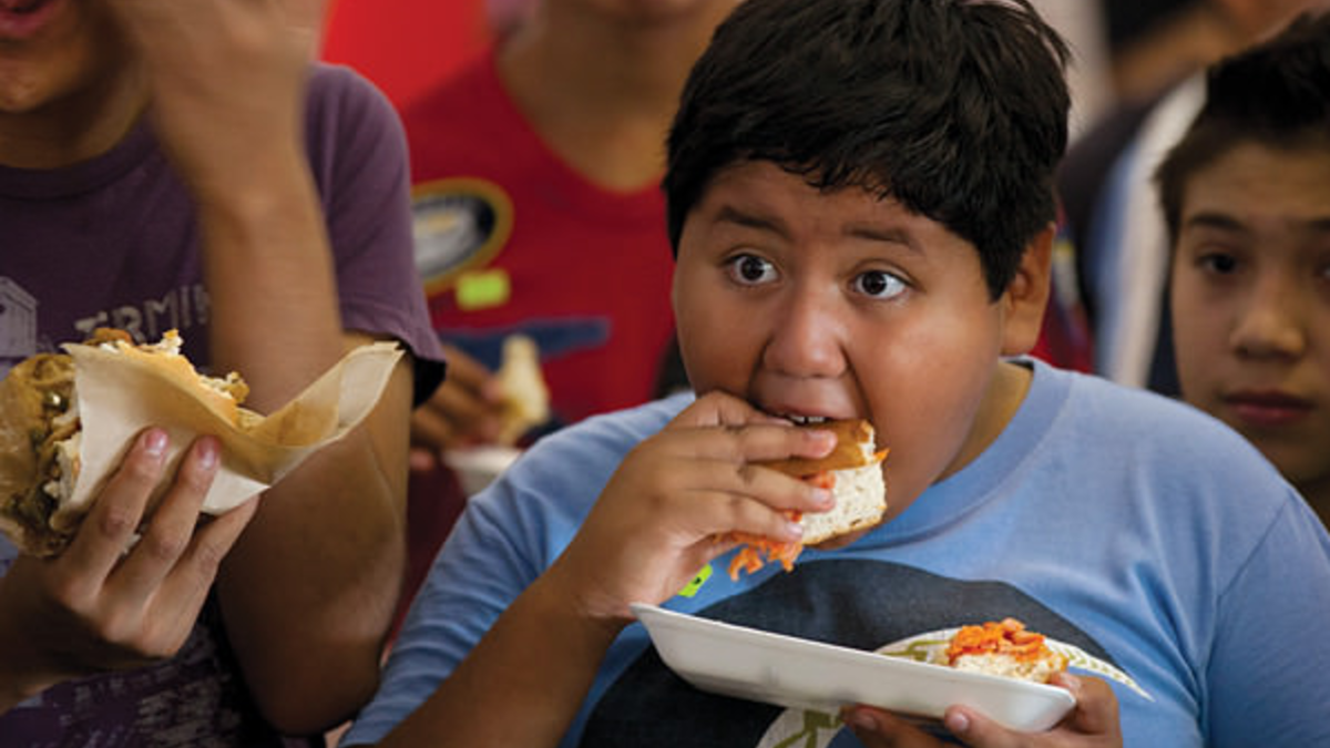 المكسيك: يعود السبب في معاناة 32% من سكان المكسيك من السمنة المفرطة الى وفرة الأطعمة السريعة وغير الصحية بالاضافة الى غياب الوعي اللازم حول مخاطر السمنة.